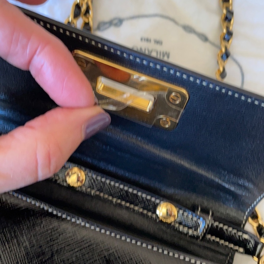 Stunning mini Prada leather cross body bag - Picture 7 of 12